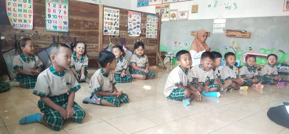 Anak-anak KB Mawar Pandansari Dibiasakan Membaca Doa dan Surat Pendek Sebelum Belajar
