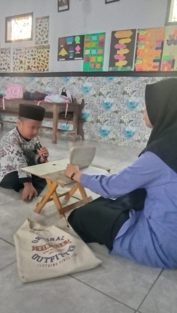 Siswa Kelas B TK Dharma Wanita Tunjukkan Kemampuan Membaca Surat Pendek